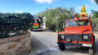 Sbanda in auto e finisce in un dirupo, anziana salvata dai pompieri